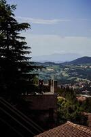 une spectaculaire vue de le vallées et des champs de san marino de au dessus photo