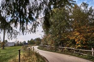 le route courbes dans le montagneux rural zone photo