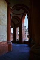 portique, un arqué couloir de premier plan à le église de Saint Luca dans bologne photo