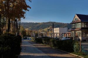 rue dans Zakopane surplombant le l'automne montagnes photo