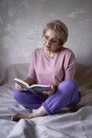 personnes âgées femme lit une livre à Accueil photo