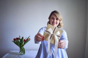 une de taille moyenne femme détient une artisanat cadeau certificat dans sa mains photo