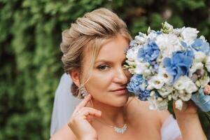 magnifique la mariée avec mariage fleurs bouquet, attrayant femme dans mariage robe. content nouveau marié femme. la mariée avec mariage maquillage et coiffure. souriant la mariée. mariage journée. magnifique la mariée. mariage. photo