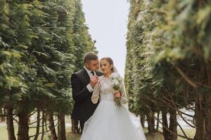 content couple célébrer leur mariage en plein air. incroyable souriant mariage couple. jolie la mariée et élégant jeune marié. mariage portrait. photo