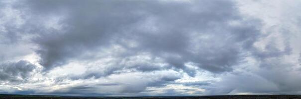 haute angle large panoramique vue de pluie des nuages plus de Angleterre photo