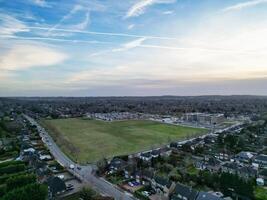 haute angle vue de champ de grange Université route à est luton ville de Angleterre pendant le coucher du soleil. luton, Angleterre Royaume-Uni. fév 19ème, 2024 photo