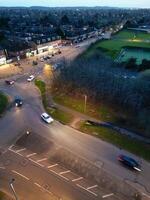 haute angle vue de champ de grange Université route à est luton ville de Angleterre pendant le coucher du soleil. luton, Angleterre Royaume-Uni. fév 19ème, 2024 photo