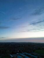 haute angle vue de champ de grange Université route à est luton ville de Angleterre pendant le coucher du soleil. luton, Angleterre Royaume-Uni. fév 19ème, 2024 photo