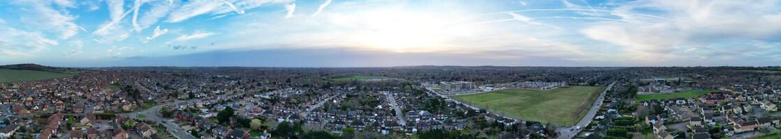 haute angle panoramique vue de est luton ville de Angleterre pendant le coucher du soleil. luton, Angleterre Royaume-Uni. fév 19ème, 2024 photo