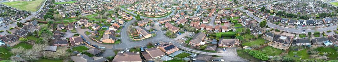 haute angle panoramique vue de est luton ville de Angleterre pendant le coucher du soleil. luton, Angleterre Royaume-Uni. fév 19ème, 2024 photo