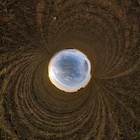 bleu trou sphère peu planète à l'intérieur le sable rond Cadre Contexte photo