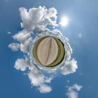 Facile vert minuscule planète sans pour autant bâtiments dans bleu ciel avec magnifique des nuages. transformation de sphérique panorama 360 degrés. sphérique abstrait aérien voir. courbure de espace. photo