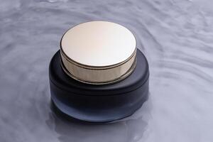 pot de luxe visage crème dans une l'eau. cosmétique maquette. beauté produit et soins de la peau, cosmétique science concept photo