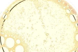 abstrait Jaune pétrole bulles Contexte. cosmétique liquide beauté produit. photo