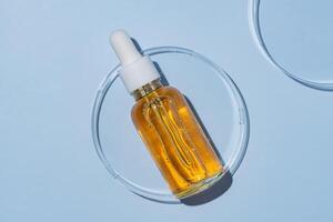 compte-gouttes bouteille. laboratoire verre pétri plat avec pipette de sérum, huile, beauté produit. Naturel médecine, cosmétique recherche, bio science. soin de la peau et une analyse concept. dermatologie photo