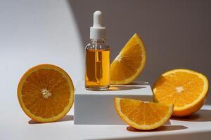 verre bouteille avec un Orange pétrole compte-gouttes pour peau, cheveux. emballage avec sérum sur blanc Contexte dans des rayons de lumière du soleil. récipient avec produits de beauté pour peau se soucier sur une podium. concept de maquette, l'image de marque. photo