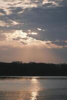 le rémanence de le le coucher du soleil plus de le Lac photo