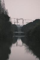 le fondation de un inachevé bâtiment rempli avec l'eau photo