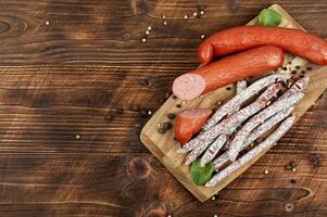 mince kabanos saucisses sur en bois Contexte. photo