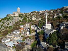 aérien vue de le historique Urbain site de pocitelj, une traditionnel vieux village de Bosnie et herzégovine. photo