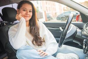 portrait de Jeune femme à l'intérieur voiture intérieur. le voiture comme une endroit dans lequel une important partie de gens vies passe photo