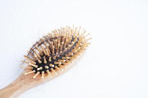 perte de cheveux chute avec brosse peigne isolé sur fond blanc. photo