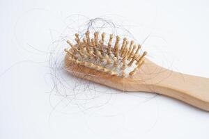 perte de cheveux chute avec brosse peigne isolé sur fond blanc. photo