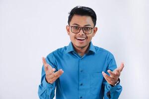 excité Beau Jeune asiatique homme d'affaire avec des lunettes dans portant bleu chemise célébrer Succès isolé sur blanc Contexte photo