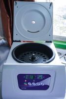laboratoire équipement. ouvert laboratoire centrifuger. blanc médical centrifuger avec numérique panneau. dispositif pour laboratoire recherche. moderne laboratoire les technologies photo