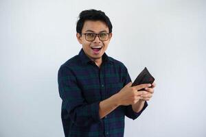 Jeune asiatique homme ouvert le sien portefeuille et montrant excité expression isolé sur blanc Contexte. photo