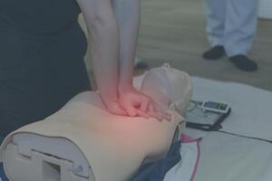 cpr premier aide formation avec cpr mannequin dans le classe photo