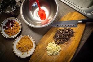 femme cuisine savoureux fondu Chocolat sur table dans cuisine. photo