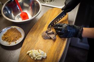 femme cuisine savoureux fondu Chocolat sur table dans cuisine. photo