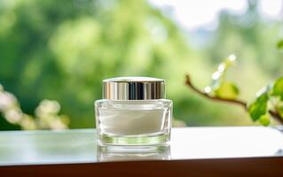 ai généré luxe cosmétique ouvert crème pot sur le table avec vert feuilles dans Naturel Contexte photo