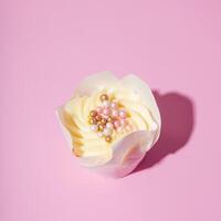 sucré dessert petits gâteaux avec crème et avec perle décor sur rose Contexte photo