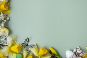printemps fleurs et Pâques des œufs frontière sur vert Contexte avec copie espace. Pâques salutation carte modèle photo