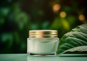 ai généré luxe cosmétique ouvert crème pot sur le table avec vert feuilles dans Naturel Contexte photo