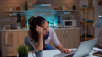 femme fermeture yeux car de épuisement tandis que travail sur une projet pour travail en retard à nuit. occupé épuisé éloigné employé sieste sur chaise veille en haut en train de lire sur portable en utilisant moderne La technologie réseau photo