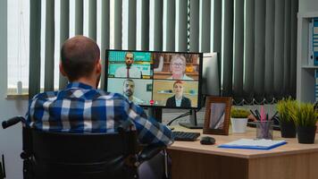 handicapé désactivée directeur dans fauteuil roulant parlant pendant appel vidéo ayant en ligne conférence dans affaires bureau. paralysé, immobilisé pigiste travail dans financier entreprise en utilisant moderne technologie. photo