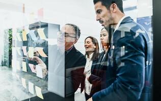 multiracial affaires équipe travail dans moderne Bureau - entrepreneuriat et travail en équipe concept photo