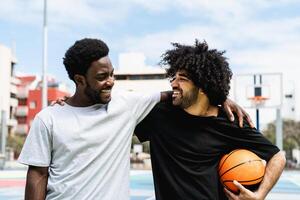 africain américain copains en jouant basketball Extérieur - Urbain sport mode de vie concept photo
