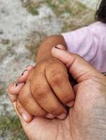 les mains des enfants avec la chaleur des soins de la mère photo