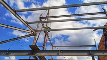 structure de acier pour bâtiment construction sur ciel Contexte. photo