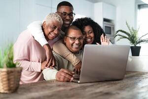 content hispanique famille ayant amusement Faire vidéo appel avec Parents en utilisant portable à Accueil - La technologie et la communication concept photo