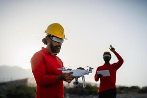 drone ingénieur travail avec futuriste des lunettes sur construction site - aérien ingénierie concept photo