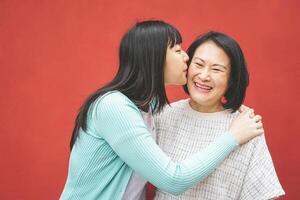 content asiatique mère et fille ayant amusement Extérieur - portrait famille gens dépenses temps ensemble à l'extérieur - maternel l'amour et parentalité mode de vie concept photo