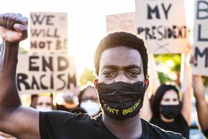 noir vies matière activiste mouvement protester contre racisme et combat pour égalité - manifestants de différent des cultures et course manifestation sur rue pour Justice et égal droits photo