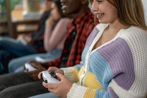 Jeune multiracial adolescents en jouant en ligne vidéo Jeu console à Accueil - jeunesse gens intoxiqué à Nouveau La technologie jeu divertissement photo