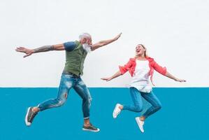 content les personnes âgées fou couple sauter ensemble Extérieur - mature branché gens ayant amusement célébrer et dansant à l'extérieur - concept de bonheur, liberté, insouciant, l'amour et relation photo