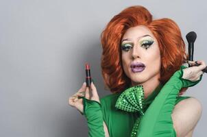 content traîne reine en train de préparer maquillage dans studio - lgbtq concept photo